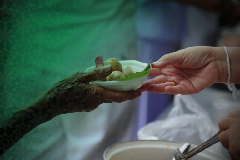 8-KEUTAMAAN-MEMBERI-MAKAN-ORANG-YANG-BERPUASA-1